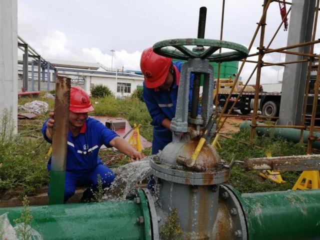 消防閥門(mén)突發(fā)故障，水如泉涌！中石化欽州油氣庫(kù)員工緊急搶修